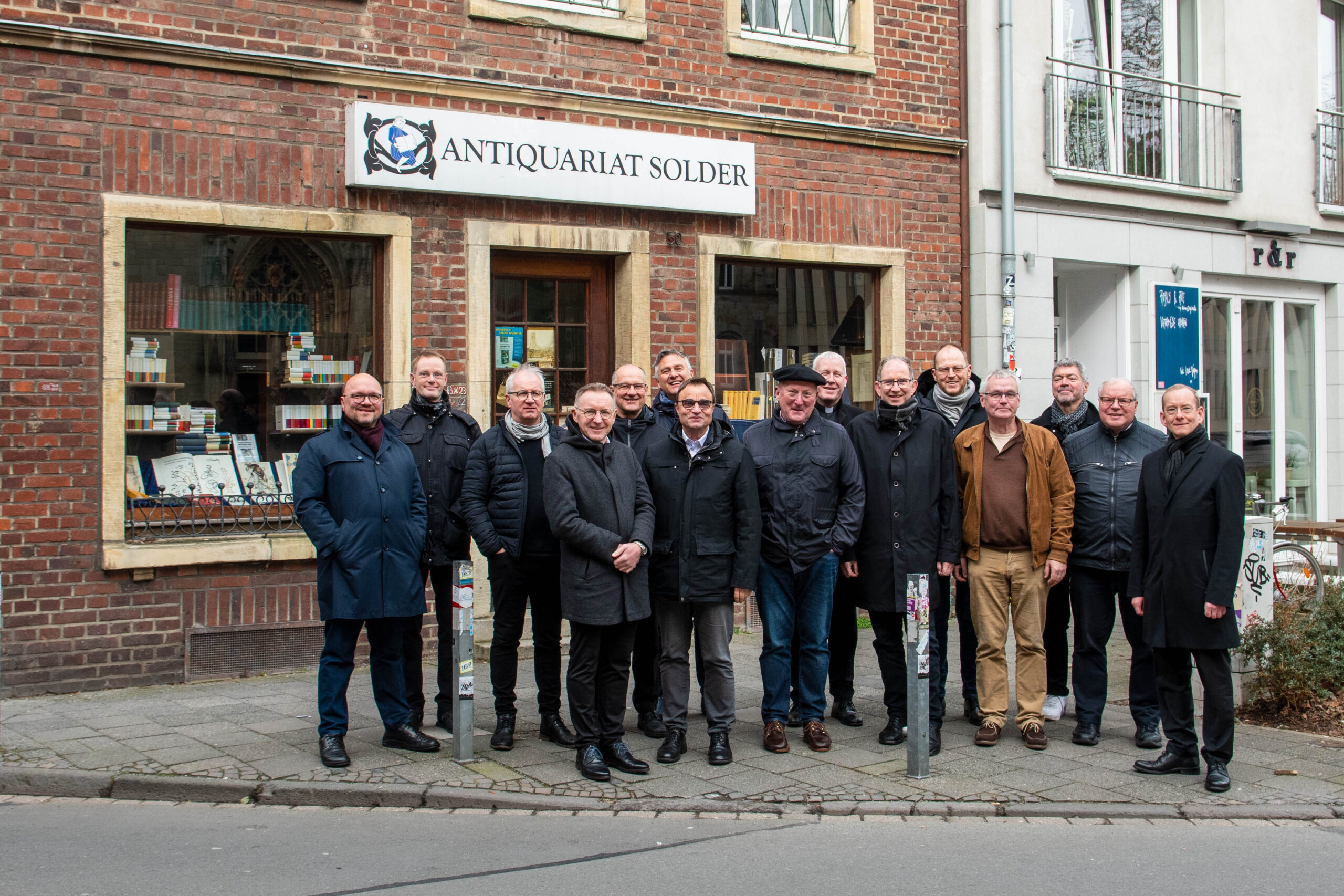 Neben dem kollegialen Austausch erkundeten die Stadtdechanten und Pfarrer aus den Großstädten Deutschlands auch die „Krimistadt Münster“ – hier am Drehort für die Serie „Wils-berg“.