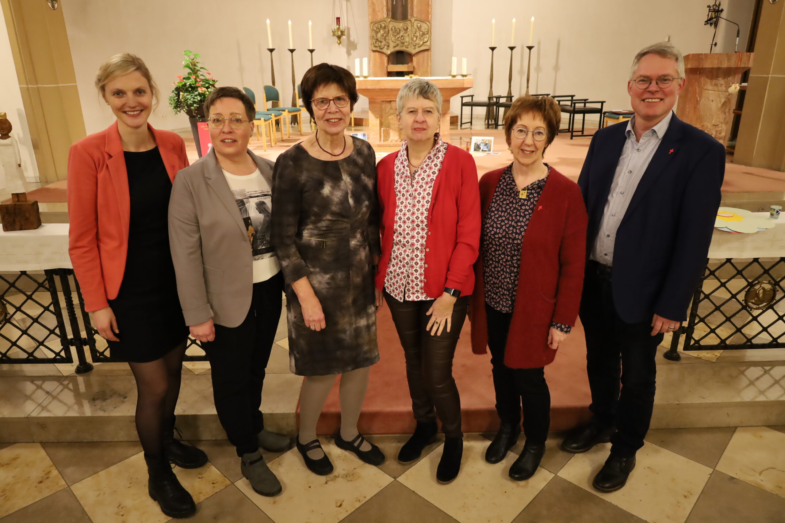 Foto: kfd-Abschied 2025 Nach dem Engagement der Vorsitzenden Katharina Brechmann (3.v.re.) und Dorothee Brünger (4.v.re.) vom kfd-Diözesanleitungsteam „blüht es hinter ihnen her“. Die Geschäftsführerin Silvia Stiewe (v.l.) und die Diözesanvorsitzende Monika Bunsen sowie die Geistliche Leiterin Mechthild Wohter und Präses Roland Schmitz danken ihnen mit einer beeindruckenden Abschiedsfeier. Foto: kfd-Diözesanverband